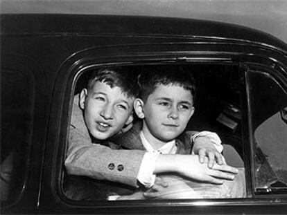 Michael Rosenberg (izquierda) y su hermano Robert, en una imagen de 1953 tras visitar a sus padres en la cárcel.