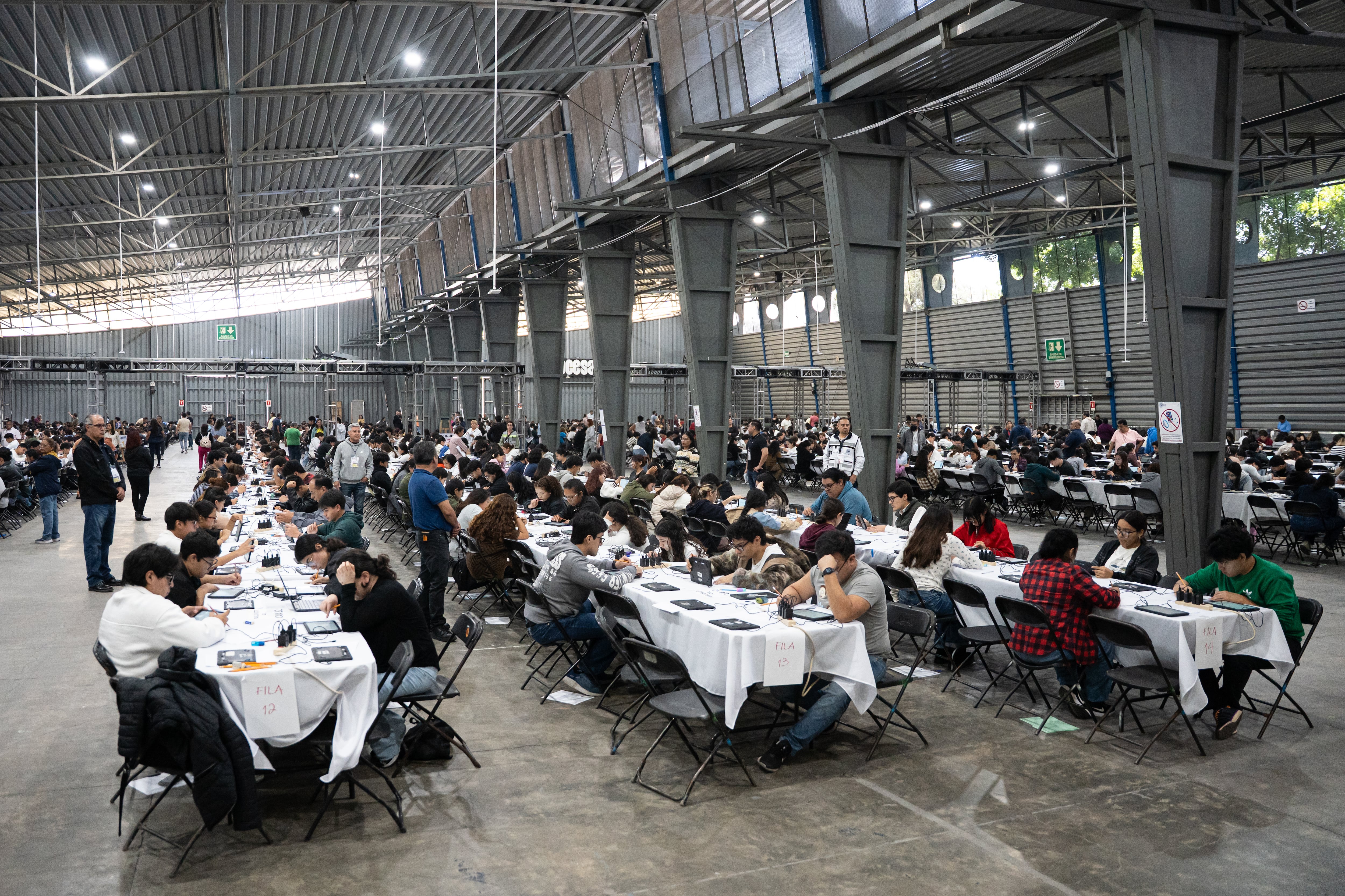 Examen para ingreso a la UNAM, dentro de un pabellón en Palacio de los Deportes. 