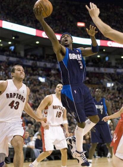 Terry se cuela entre la defensa de los Raptors y deja una bandeja