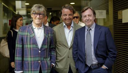 El francés Simón Casas (i); el director general de Nautalia, Rafael García Garrido (c), y el torero Curro Vázquez (d).