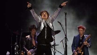Los integrantes del grupo brit&aacute;nico The Rolling Stones Mick Jagger (cent.), Ronnie Wood (izq.) y Keith Richards (der.) durante un concierto. 