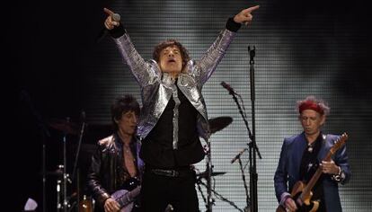 Los integrantes del grupo británico The Rolling Stones Mick Jagger (cent.), Ronnie Wood (izq.) y Keith Richards (der.) durante un concierto.