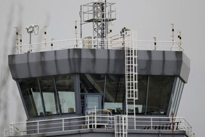 Una de las dos torres de control de Barajas, vacía, el pasado domingo.