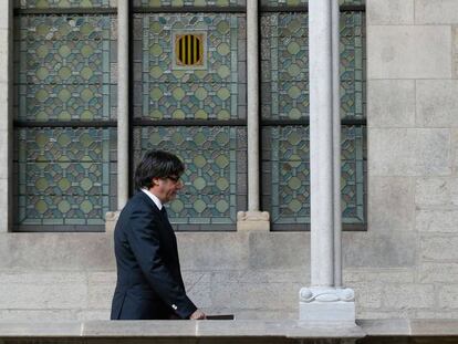 Carles Puigdemont, antes de iniciar la declaraci&oacute;n institucional