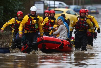 Los servicios de emergencia trasladan a una familia tras la inundación de su casa por el desbordamiento del río Taff, en Nantgarw, en el sur del Reino Unido.