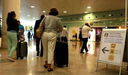 Viatgers a l'aeroport del Prat.