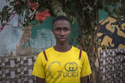 Lamarana Barry tiene 18 años y es de Casamance. "Hay muchos problemas en la daraa. Somos alrededor de medio centenar de personas, dormimos en el suelo y todo está muy sucio. Solo disponemos de un baño y de una ducha", asegura. Barry lleva tres años en Saint Louis y se gana la vida con pequeños trabajos en el mercado. Consigue entre 150 y 200 francos al día (entre 0,22 y 0,30 euros) y los entrega al marabú. "Quiero salir de la daraa, pero no tengo dinero", lamenta. Sueña con ir a trabajar a Europa.