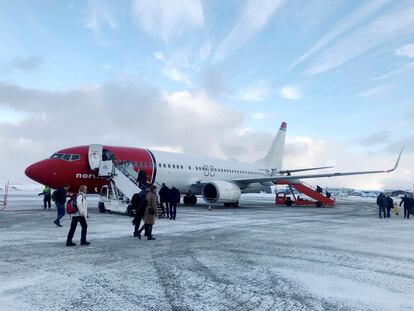 Varios pasajeros abordan un avión de Norwegian en Kirkenes (Noruega), en octubre del año pasado.