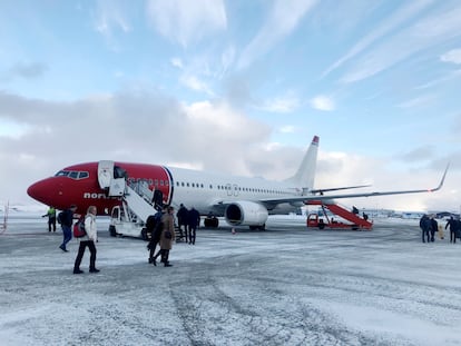 Varios pasajeros abordan un avión de Norwegian en Kirkenes (Noruega), en octubre del año pasado.