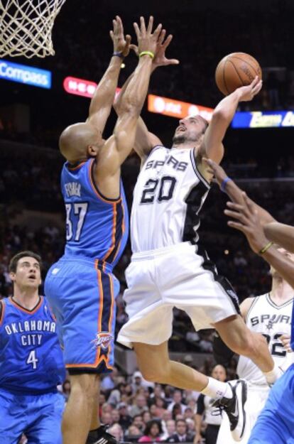 El jugador de los Thunder de Oklahoma City Derek Fisher defiende ante el argentino Manu Ginobili.