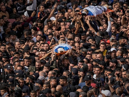 Palestinos transportan los cadáveres de dos de los cinco muertos en la redada israelí, este martes en la ciudad de Nablus, en el norte de Cisjordania.