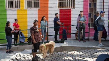 Reparto de alimentos en Aluche (Madrid).