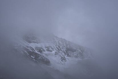 A más de 4.600 metros de altitud, una densa bruma conquista la cima de la montaña. Cae una tormenta de nieve, pero no es suficiente para cubrir el manto rocoso. “La nieve no dura más que unos cuantos días, con suerte, semanas. Pero no se mantiene, no puede alimentar a los glaciares”, advierte el glaciólogo.