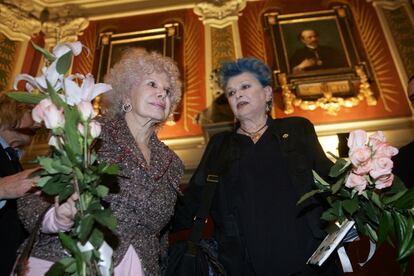 Lucia Bos&eacute;, derecha, acompa&ntilde;ada de la duquesa de Alba durante el acto en el que recibi&oacute; la medalla del Ateneo de Madrid en febrero de 2007