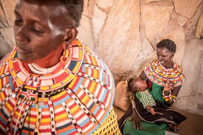 Mujeres de Kalama (Kenia) descansan durante la visita de la princesa danesa Mary el pasado miércoles.