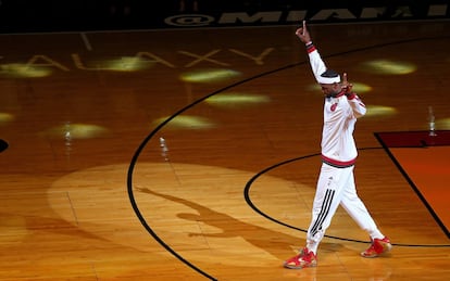 LeBron accede a la pista del American Airlines Arena de Miami.