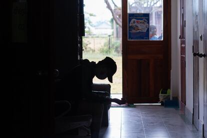La doctora Vanny Keopaseuth ve a unos tres o cuatro pacientes al día en la consulta de salud sexual para jóvenes del hospital provincial de Odoumxay, al norte de Laos. Un chico de 20 años espera a ser atendido porque ha mantenido relaciones sexuales inseguras después de haber bebido demasiado alcohol, relata. 
