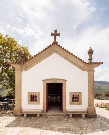 Una de las instalaciones que forman parte del complejo hotelero es una capilla que data del siglo XVIII.