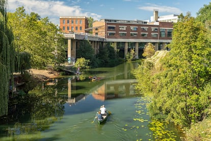 Canoas en el Karl-Heine-Kanal de la ciudad alemana.