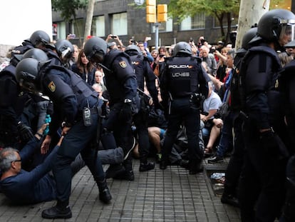 Desalojo de la Policía Nacional y retirada de urnas en el Instituto Jaume Balmes, en Barcelona.