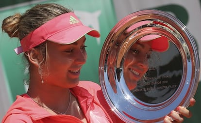 Paula Badosa posa con el trofeo de campeona.