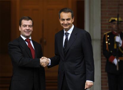 El presidente ruso, Dimitri Medvédev, saluda al presidente del Gobierno, José Luis Rodríguez Zapatero, en el Palacio de La Moncloa.