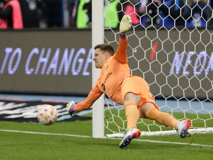 Ter Stegen detiene el lanzamiento a William Carvalho en la tanda de penaltis entre el Barcelona y el Betis en las semifinales de la Supercopa de España.