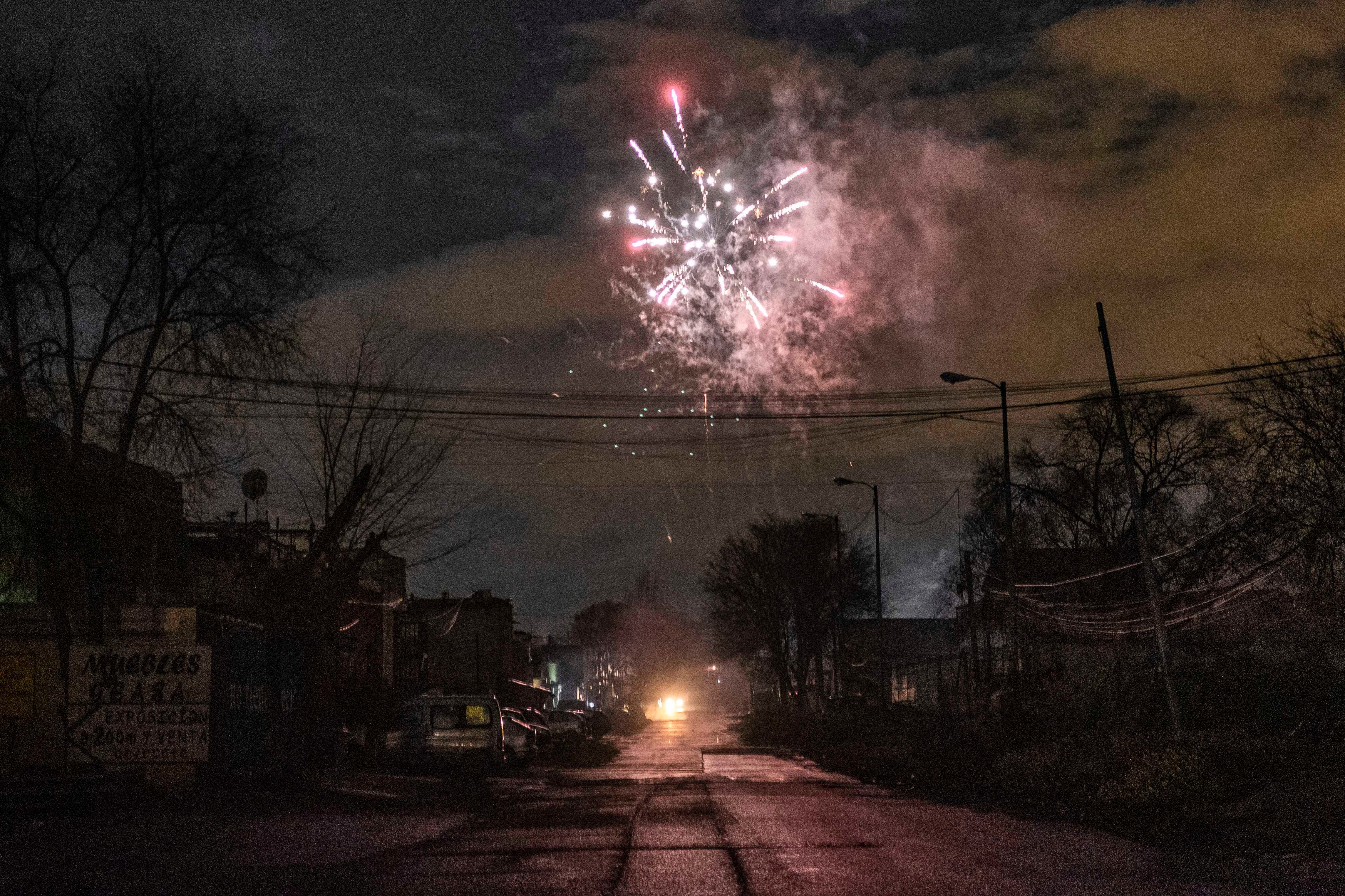 Fuegos artificiales en la Cañada Real con motivo del año nuevo mientras sigue cortado el suministro eléctrico que deja sin luz a los vecinos.