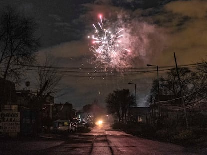 Fuegos artificiales en la Cañada Real con motivo del año nuevo mientras sigue cortado el suministro eléctrico que deja sin luz a los vecinos.