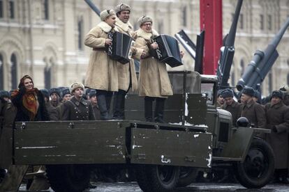 Participantes cantan subidos a un vehículo en el 75º aniversario del desfile histórico de la II Guerra Mundial, en la Plaza Roja de Moscú (Rusia).
