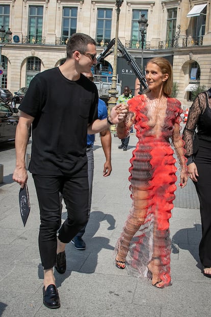El bailarín e ilustrador malagueño Pepe Muñoz acompaña a Celine Dion al desfile de Iris Van Herpen.