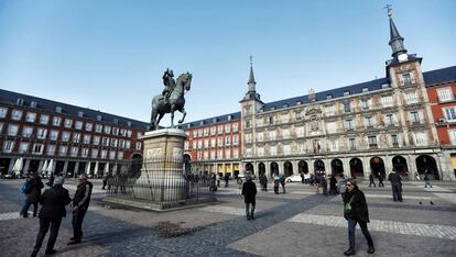 La Plaza Mayor de Madrid y la estatua de Felipe III.