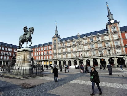 La Plaza Mayor de Madrid y la estatua de Felipe III.