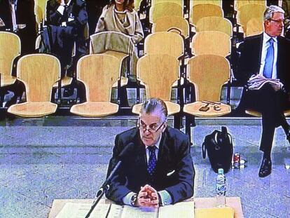 Bárcenas durante su declaración en un juicio de trama Gürtel, con Correa sentado detrás.