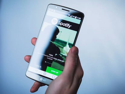 Un usuario de Spotify muestra la aplicación en su móvil.