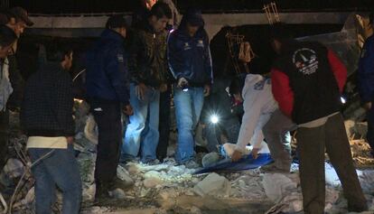 El cuerpo de una de las víctimas es levantado por un hombre en el sitio donde al menos 14 personas murieron y unas 30 resultaron heridas.