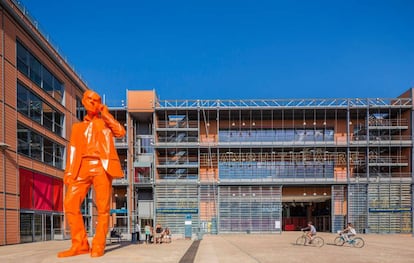 La Cité Internationale, un área residencial y de negocios ideada por el arquitecto Renzo Piano. En primer término, una de las esculturas de la serie 'Les Habitants', realizada por Xavier Veilhan.