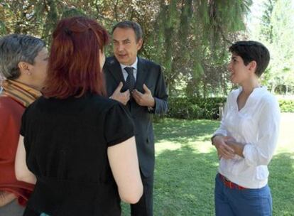 Zapatero, en los jardines de La Moncloa con Isabel Gutiérrez, Laura Ungo (de espaldas), Marcela Aragüez y Alfredo Badolato.