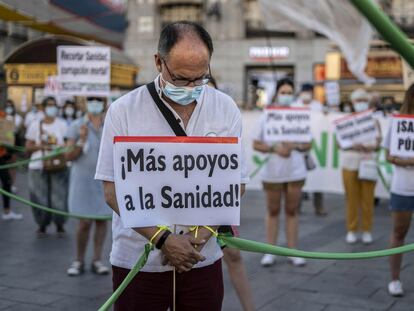 Alrededor de 400 trabajadores del sistema sanitario madrileño se concentran en la Puerta del Sol contra la situación que atraviesan y a favor de una sanidad pública.