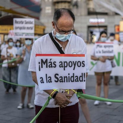 Alrededor de 400 trabajadores del sistema sanitario madrileño se concentran en la Puerta del Sol contra la situación que atraviesan y a favor de una Sanidad Pública.