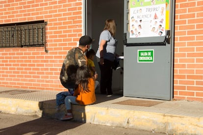 Entrada de escuela infantil Roger de Flor en el distrito de Carabanchel a través de una de estas salidas, que da a un parking.