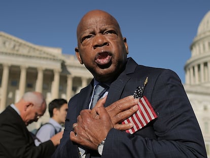 El congresista John Lewis, frente al Capitolio en 2017.