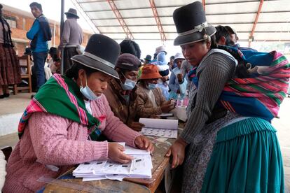 Una mujer espera para votar en un centro de Cohoni (Bolivia).