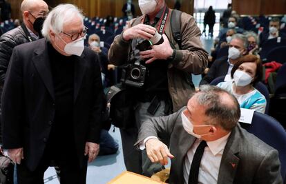 El ministro de Universidades, Manuel Castells (a la izquierda), saluda al diputado Enrique Santiago, de Podemos, a su llegada al Ministerio de Derechos Sociales y Agenda 2030 en Madrid.