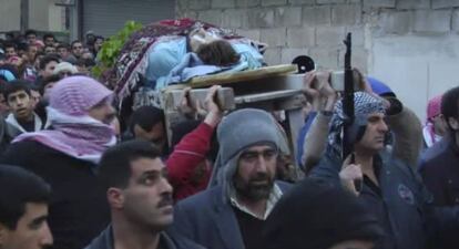 Captura de un v&iacute;deo an&oacute;nimo que muestra el funeral para una v&iacute;ctima de la violencia en Homs.