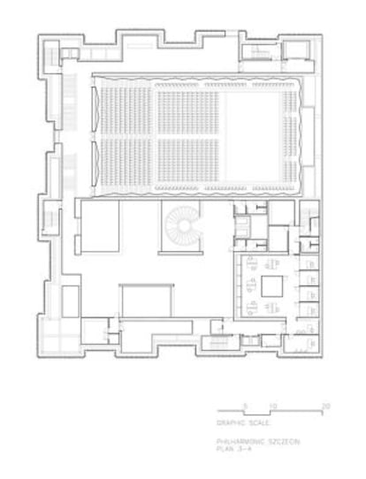 La planta quadrada i amb petits entrants de l’edifici.