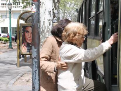 Mujeres utilizando transporte p&uacute;blico en Buenos Aires