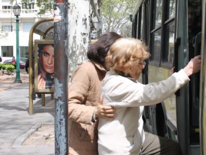 Mujeres utilizando transporte público en Buenos Aires