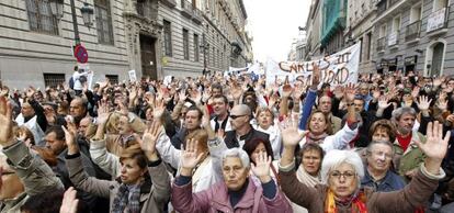 Asistentes a la 'marcha blanca' contra las medidas sanitarias de Madrid, el día 18.