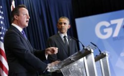 El primer ministro brit&aacute;nico, David Cameron, y el presidente de EE UU, Barack Obama, atienden a la prensa.